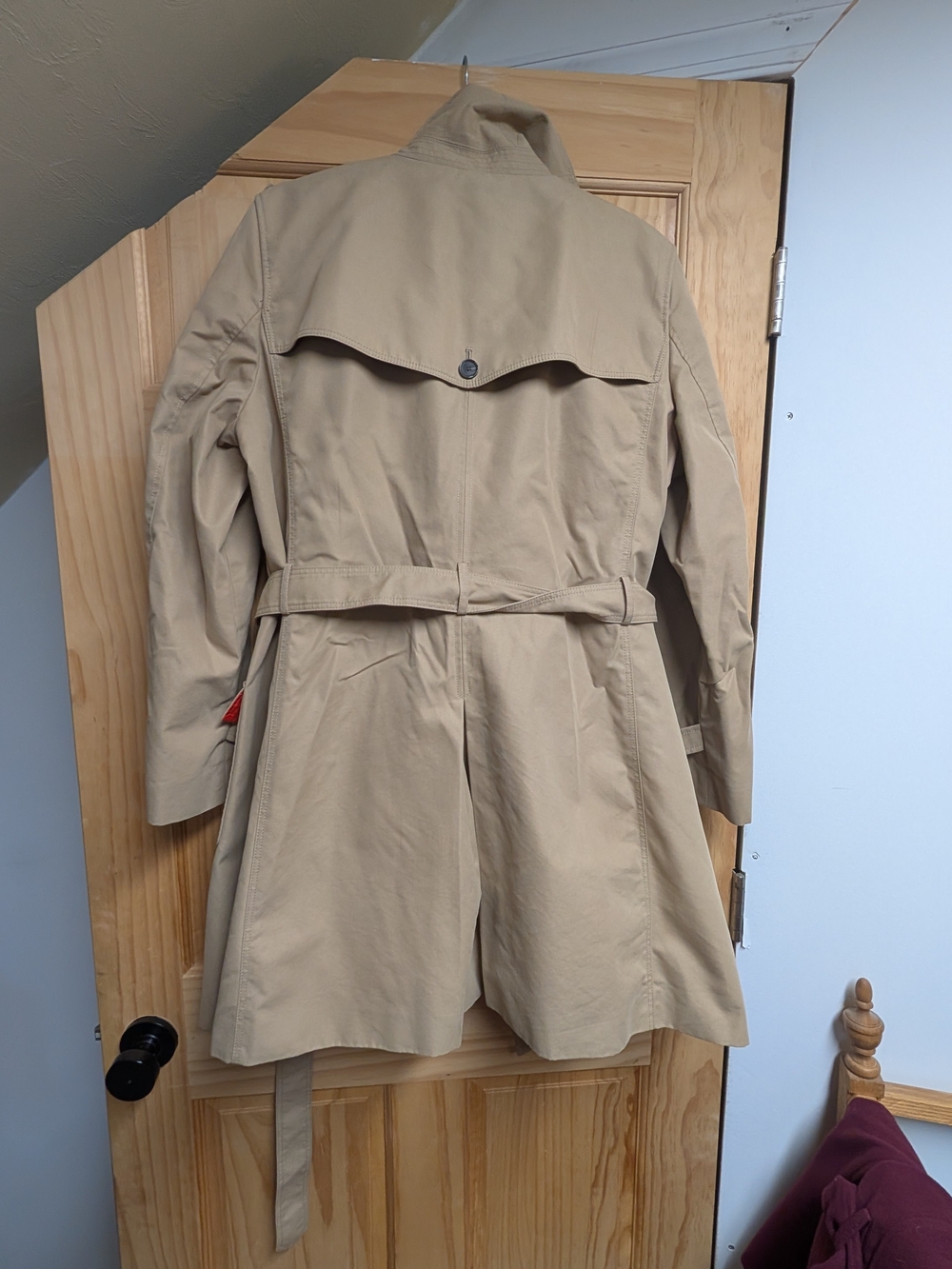 Classic Beige Trench Coat with Belt - Picture 3 of 8
